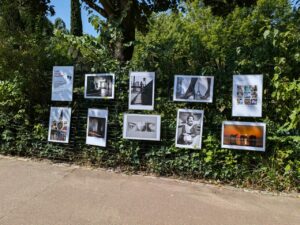 Lors de la Fête de la Ville, le Club Photo Malakoff a tenu un stand entièrement dédié au portrait. Tout au long de la journée, les membres du club se sont relayés pour photographier les visiteurs et leur offrir un portrait au format carte postale : une image réalisée sur place, imprimée immédiatement, et emportée comme souvenir de l’événement.