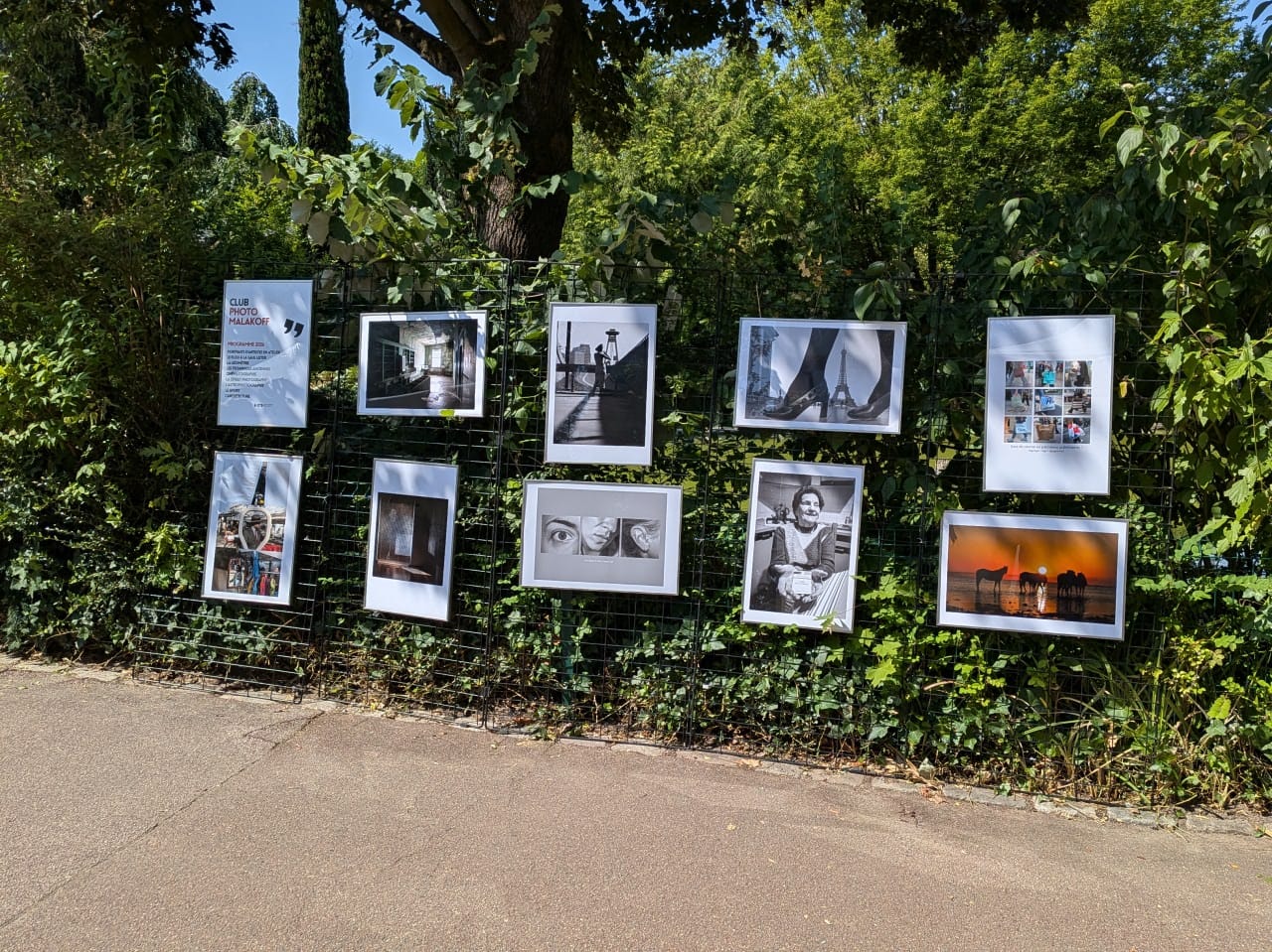 Lors de la Fête de la Ville, le Club Photo Malakoff a tenu un stand entièrement dédié au portrait. Tout au long de la journée, les membres du club se sont relayés pour photographier les visiteurs et leur offrir un portrait au format carte postale : une image réalisée sur place, imprimée immédiatement, et emportée comme souvenir de l’événement.